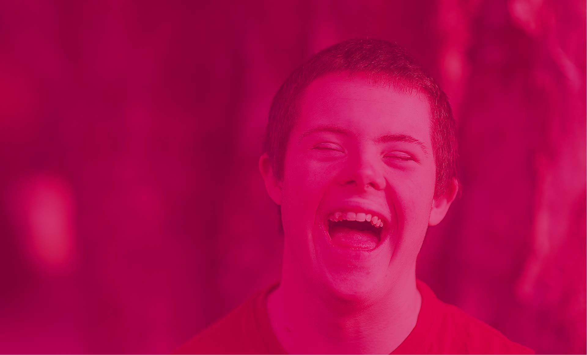 Criança com síndrome de down sorrindo